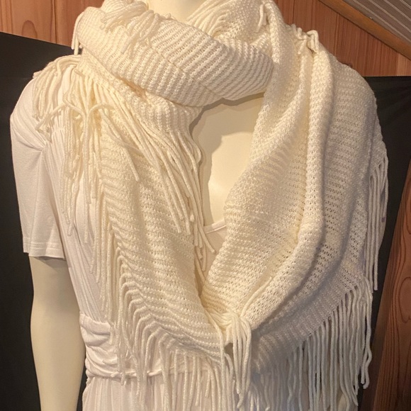 ***BUNDLE****- (5) ladies scarves 🧣 - Picture 13 of 16